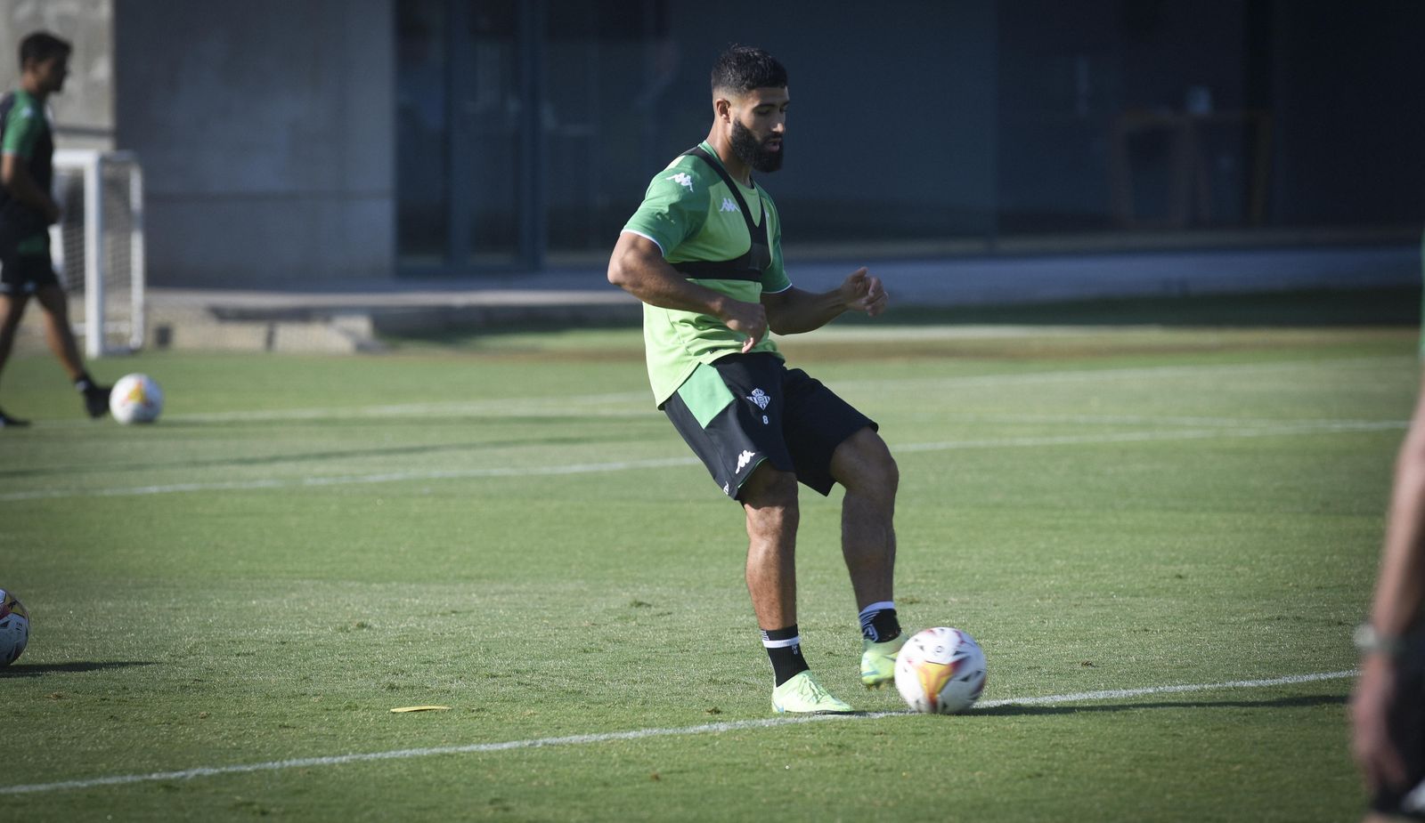 Nabil Fekir golpea el balón en el entrenamiento de este miércoles.