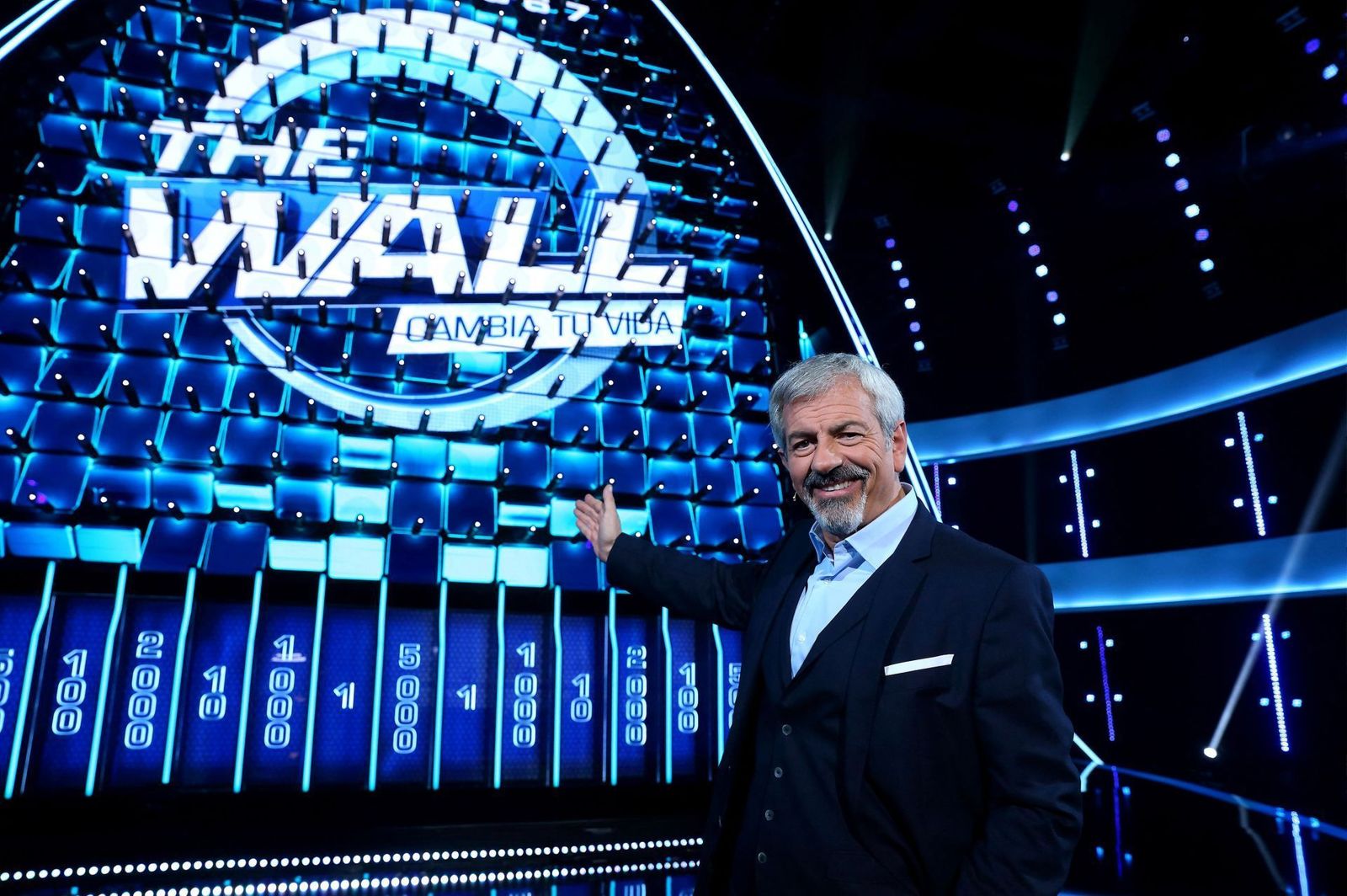 Carlos Sobera ante el impresionante panel de 'The Wall'.