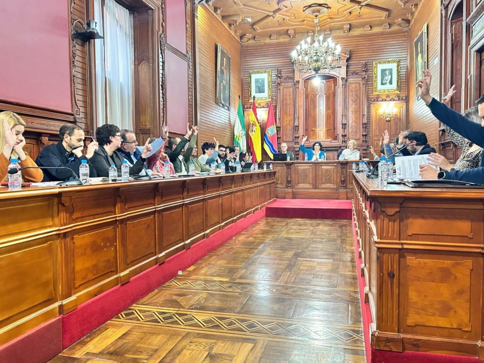 Todos los concejales votan a favor de una de las propuestas en el pleno.