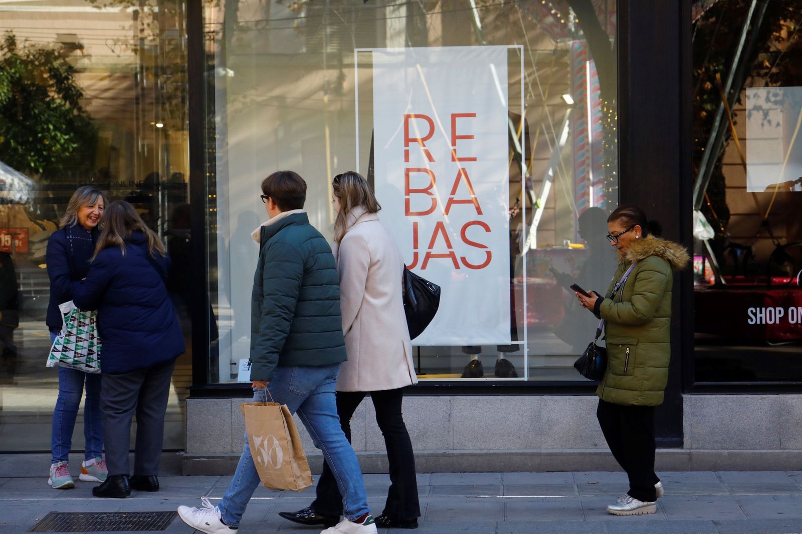 Los cordobeses se lanzan a por las rebajas de invierno, en imágenes
