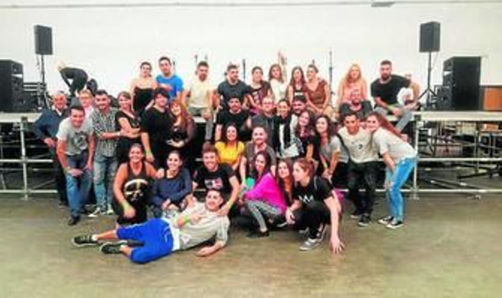 Parte de los participantes posando en una foto de familia.