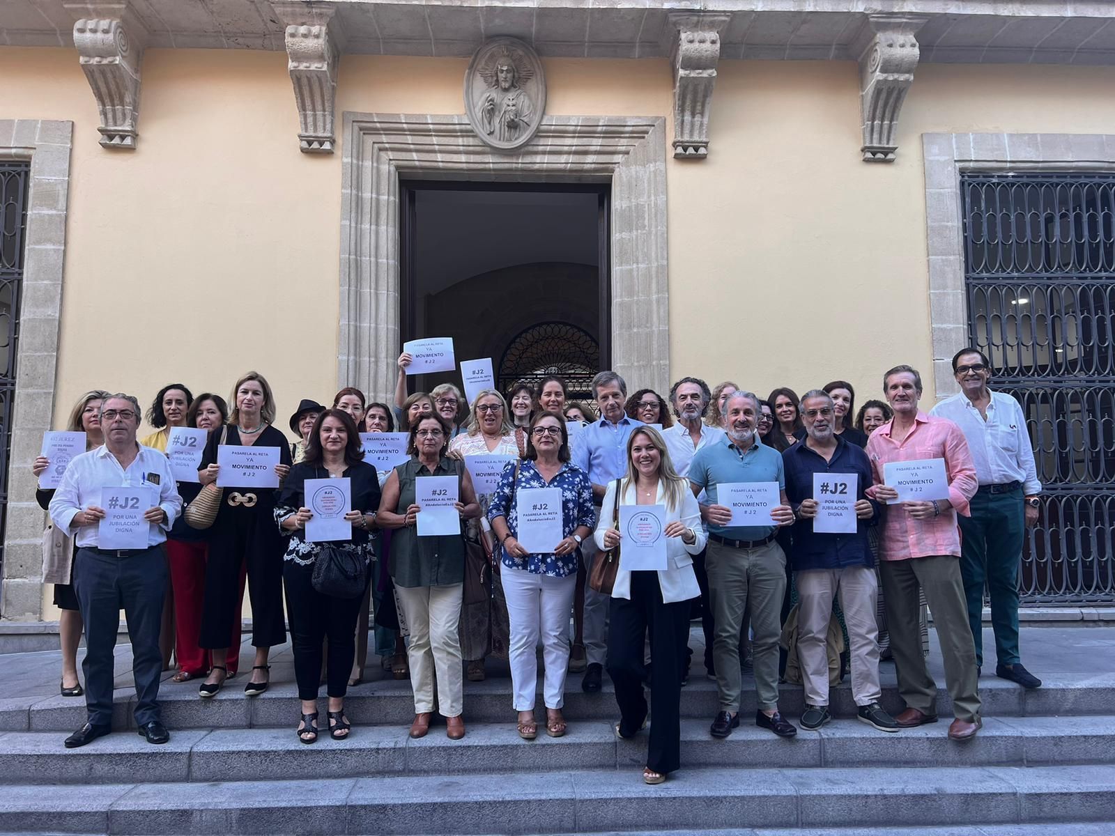 Abogados y procurados mutualistas, en la puerta del Ayuntamiento de Jerez.