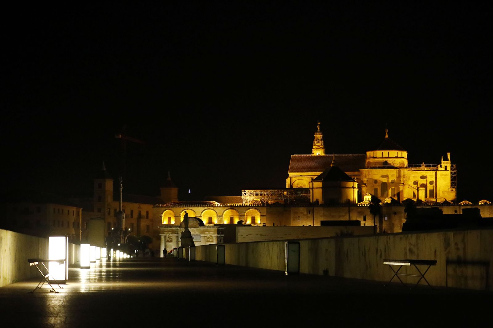 Fotografías: Un paseo por la solitaria Córdoba del toque de queda