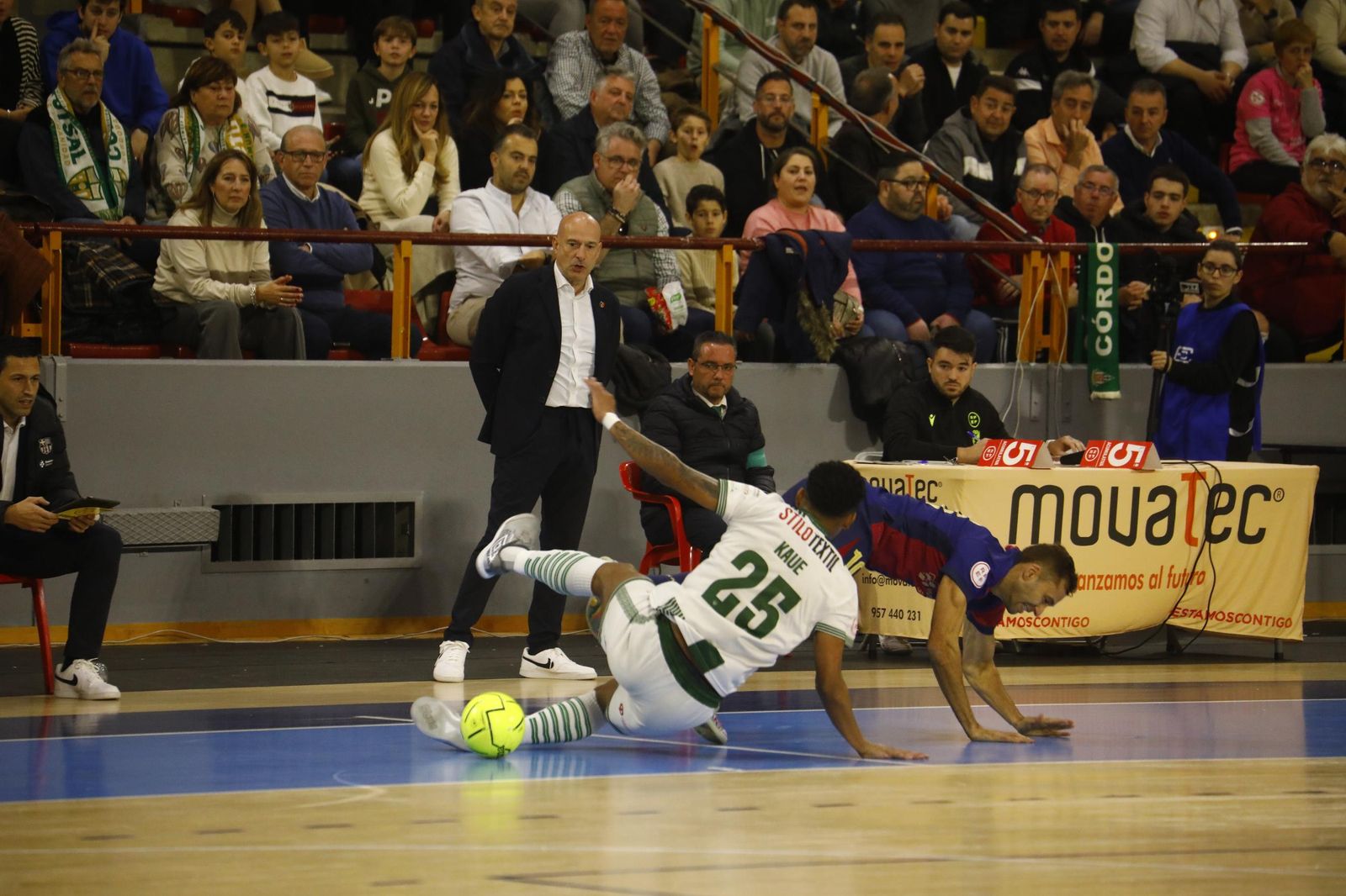 Las mejores fotos del ambiente en Vista Alegre para el Córdoba Futsal - Barça
