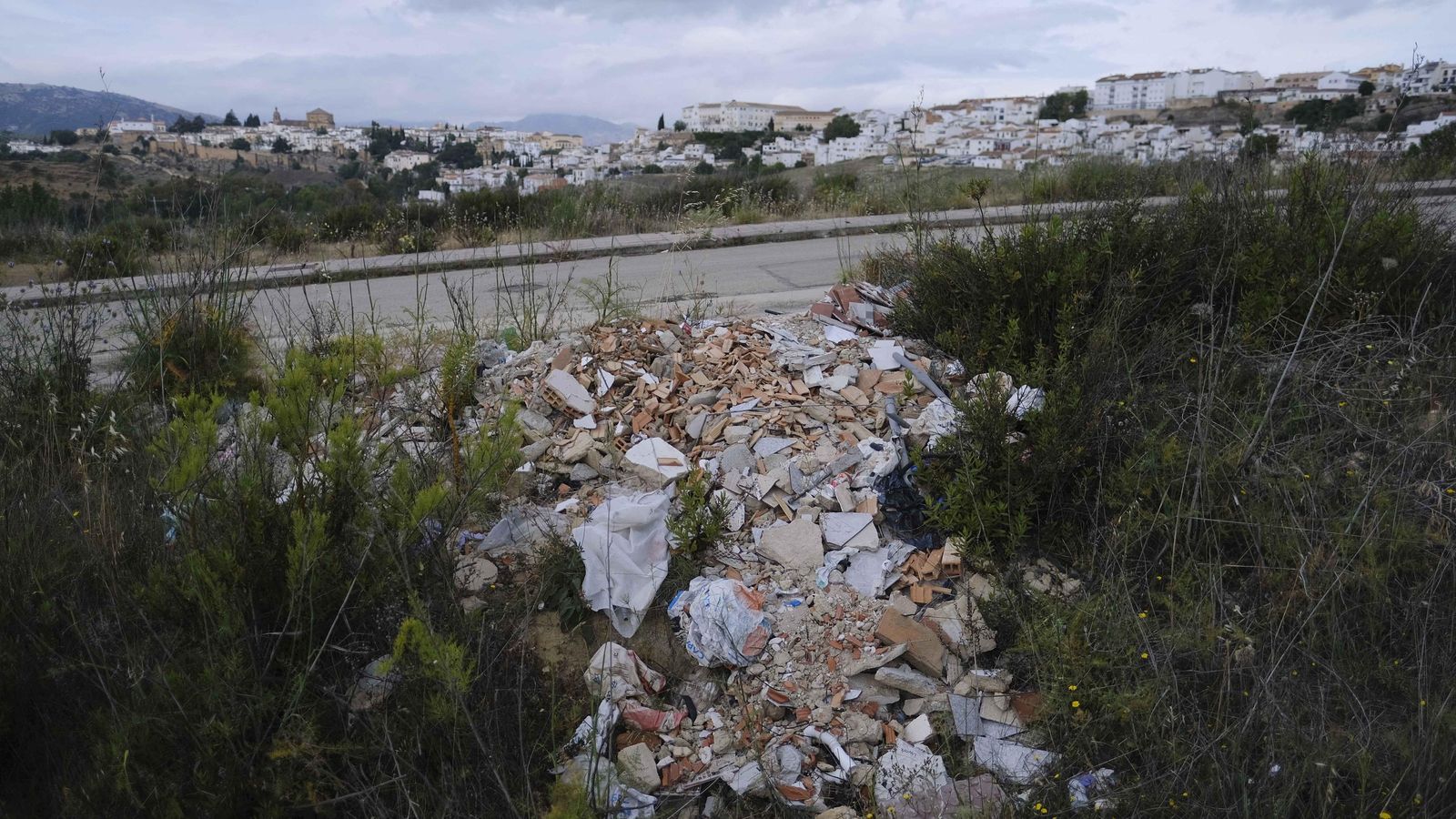Vertido junto a la urbanización Cruz de San Jorge.