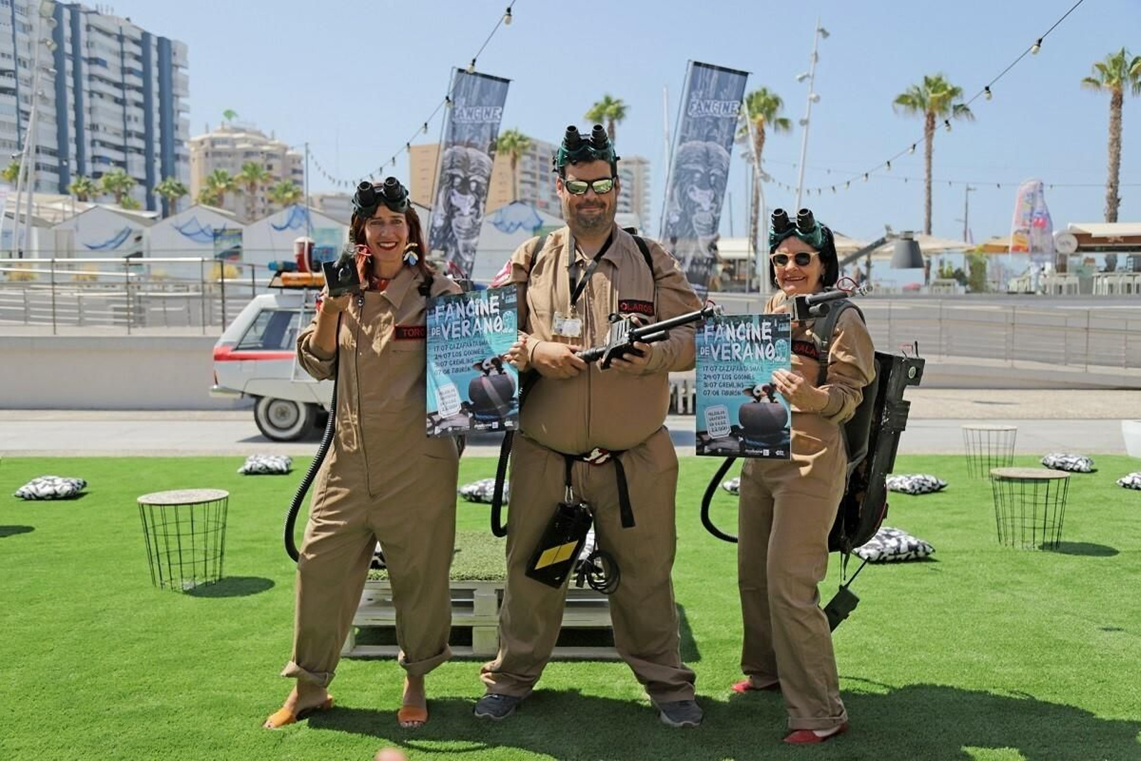 Cristina Rosón y Tecla Lumbreras vestidas de cazafantasmas para la presentación.