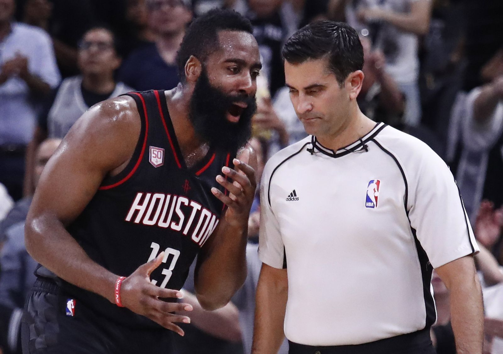 Harden, discutiendo con un árbitro esta temporada