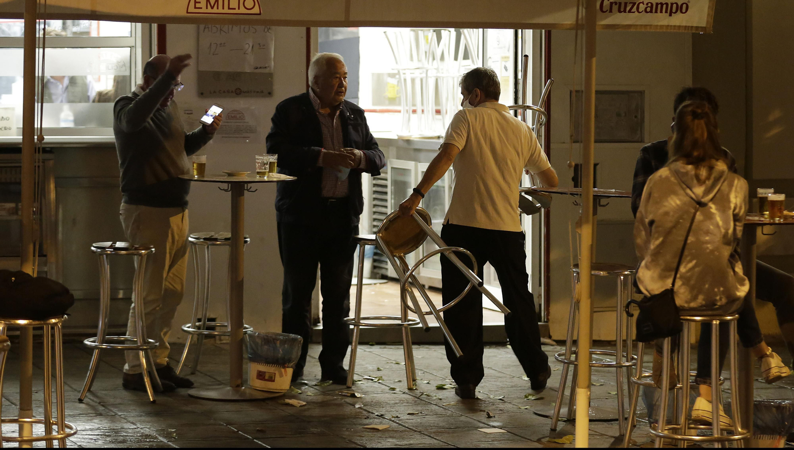 Los sevillanos cumplen el toque de queda