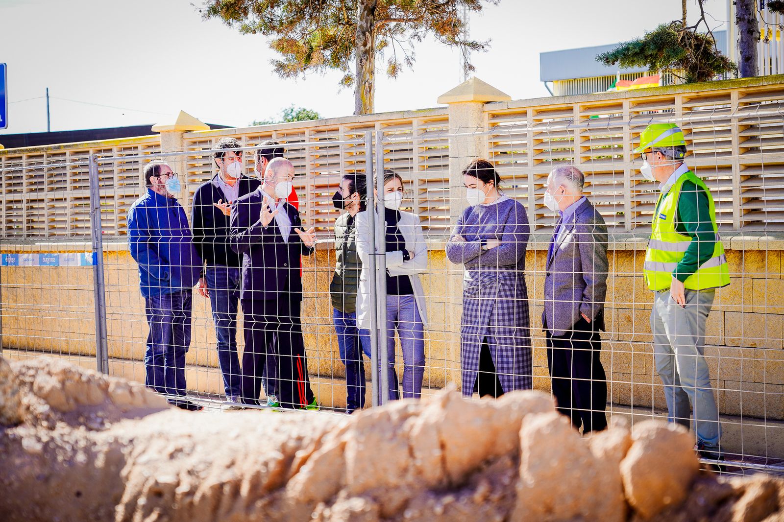 Representantes municipales, Hidralia y la directora del colegio, en la visita a las obras.