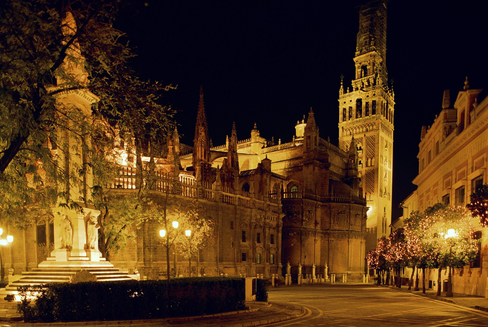 ¿Cuáles son los edificios más antiguos de Sevilla?