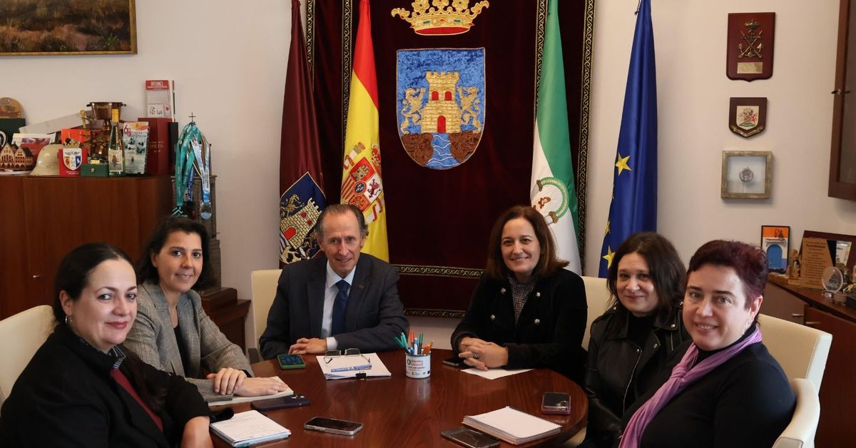 El alcalde de Chiclana recibe a la junta directiva de la Asociación Andaluza de Mujeres de Medio Audiovisuales