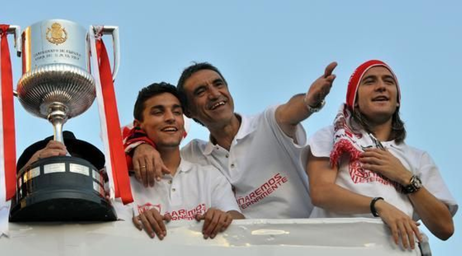 Antonio Álvaerez con los dos autores de los goles, Navas y Capel.

Foto: Manuel Gómez