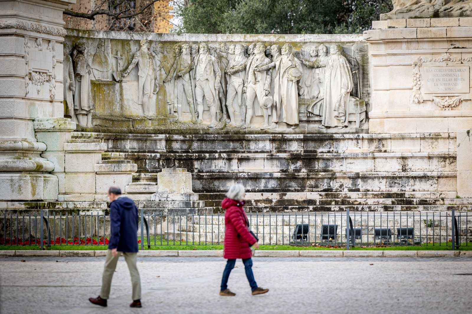 Las imágenes del mal estado de la Plaza de España en Cádiz