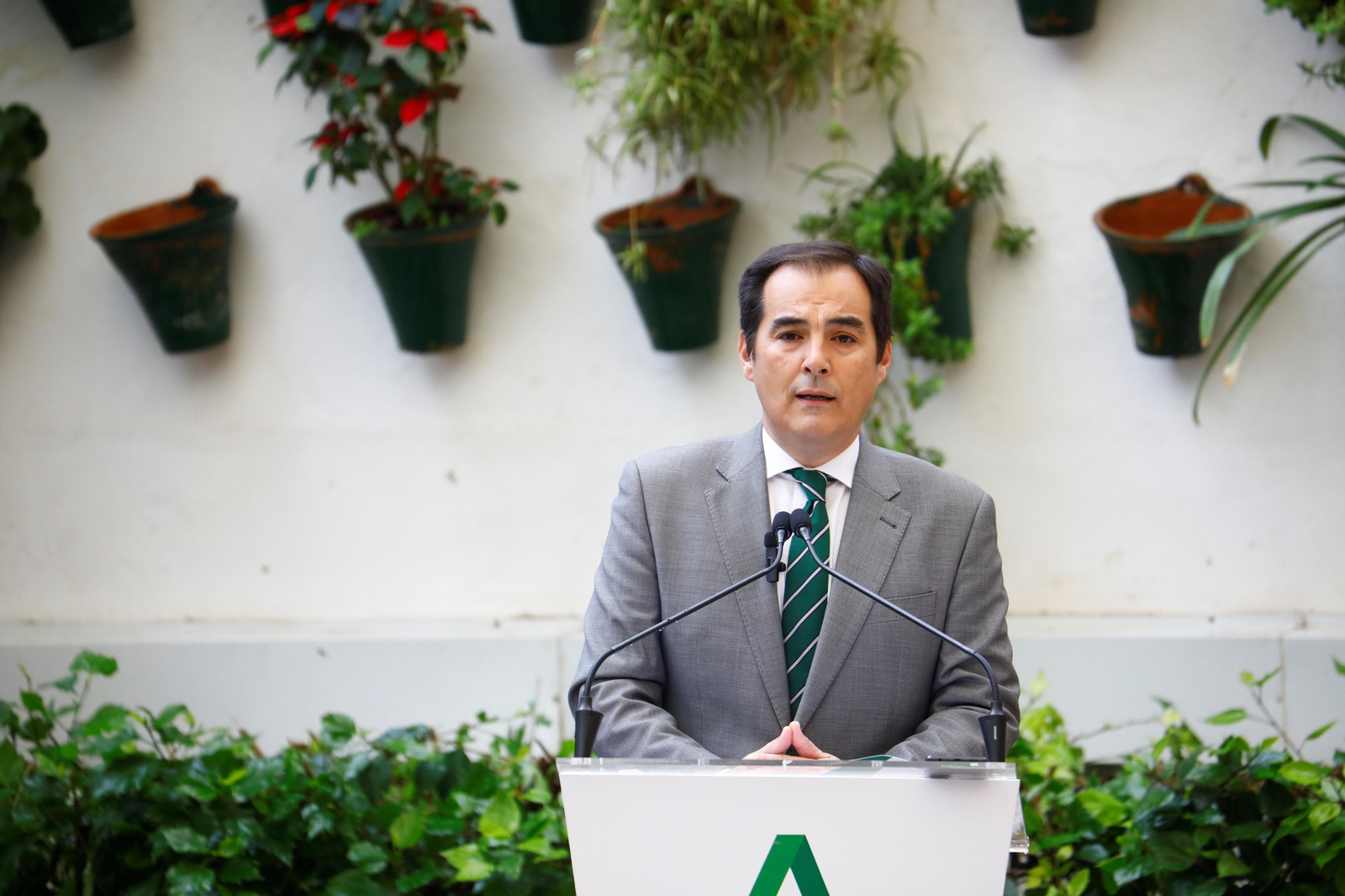 El izado de la bandera de Andalucía en Córdoba por 4l 4-D, en imágenes