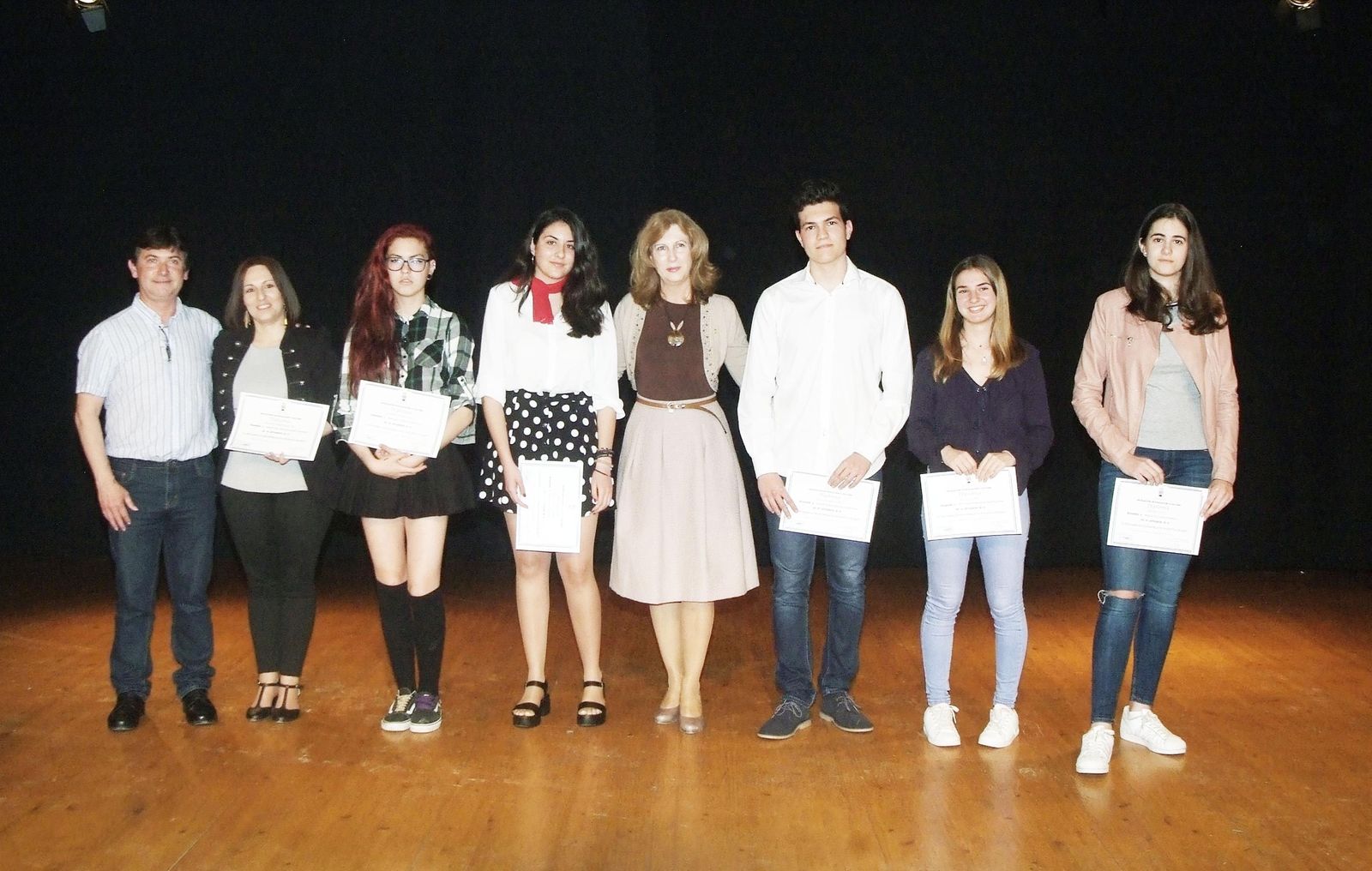 María Dolores Ortega y Manuel Cruz con los premiados en el certamen.