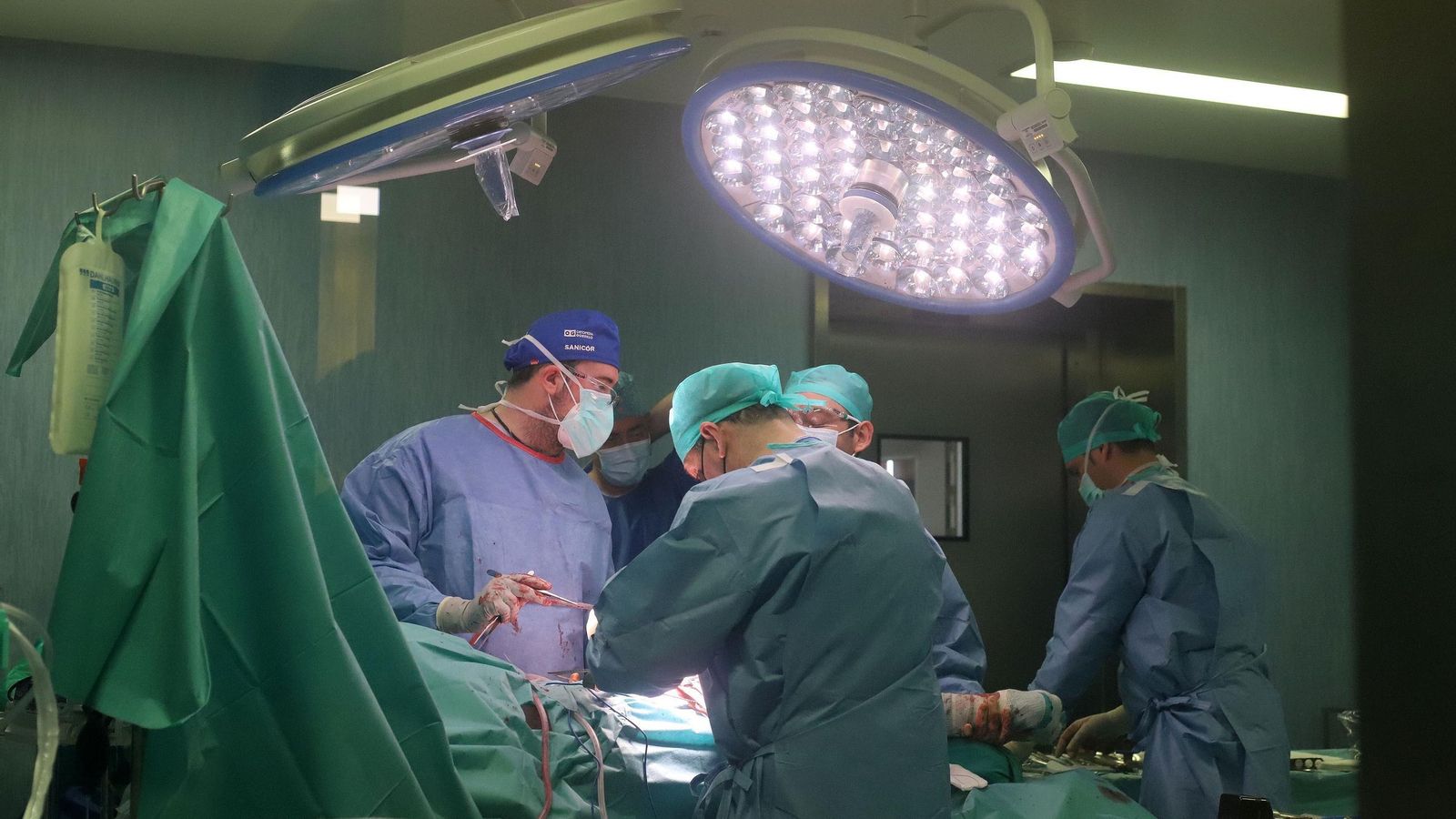 Un grupo de cirujanos y demás especialistas médicos durante una operación en un quirófano. Un grupo de cirujanos y demás especialistas médicos durante una operación en un quirófano.