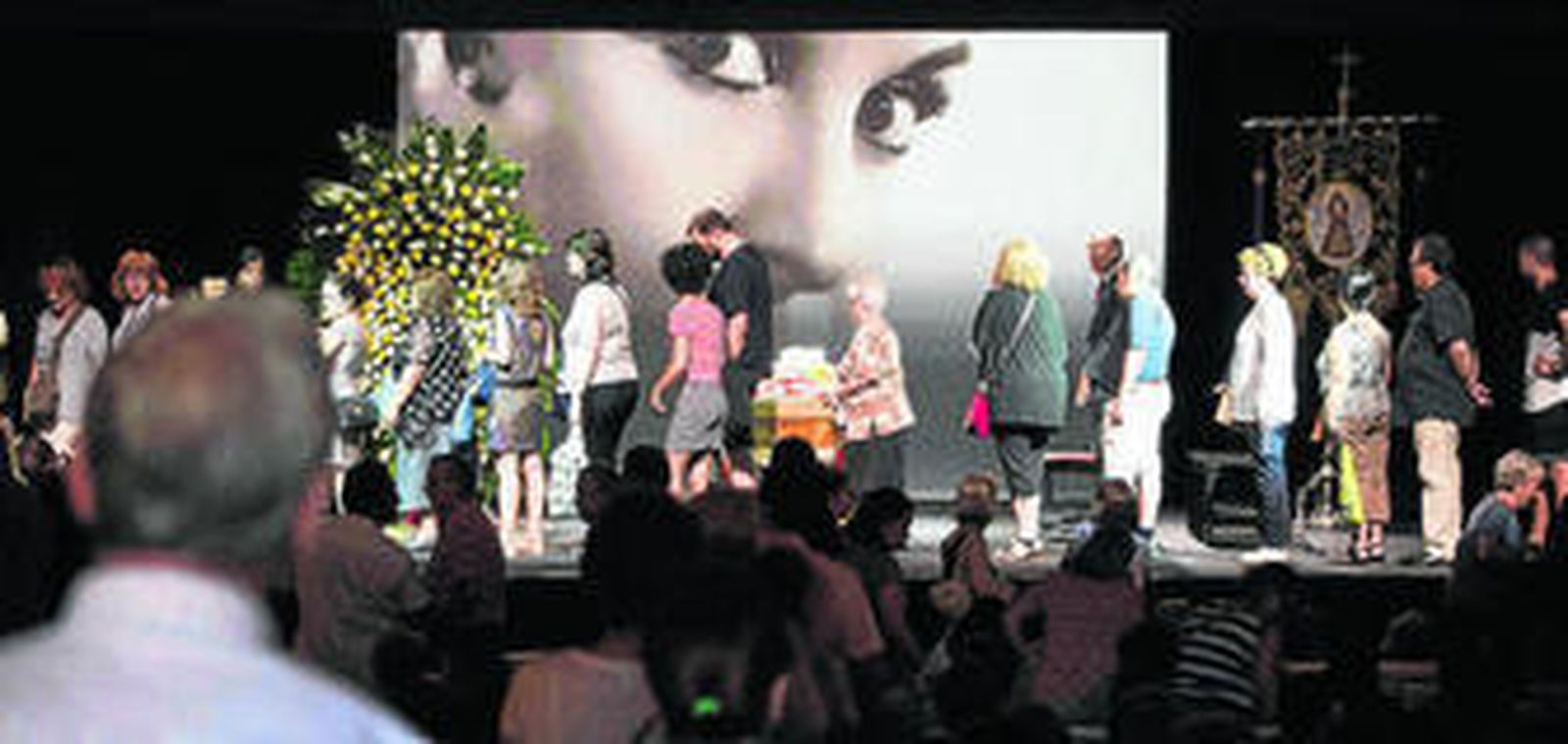 El público despide a la intérprete en la capilla ardiente instalada en el Teatro La Latina.