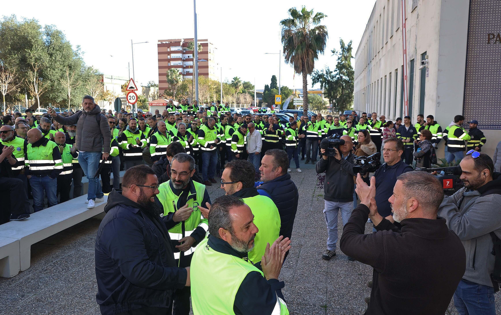 Imágenes de la entrada a los juzgados de los delegados sindicales de Acerinox en Algeciras