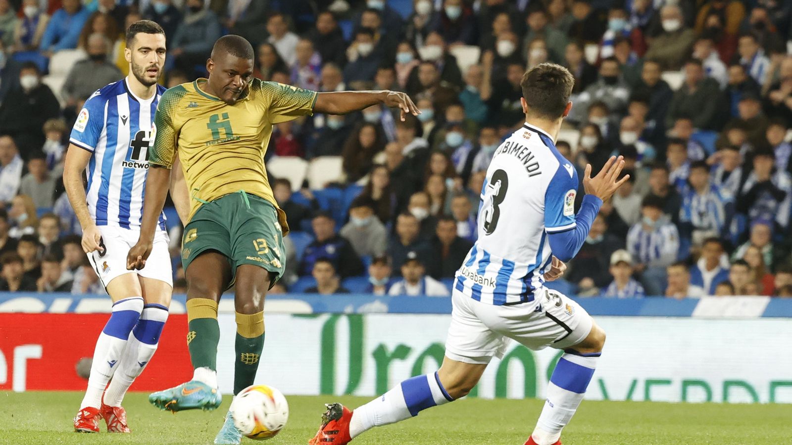 William Carvalho dispara desviado en la mejor ocasión del Betis en el primer tiempo.