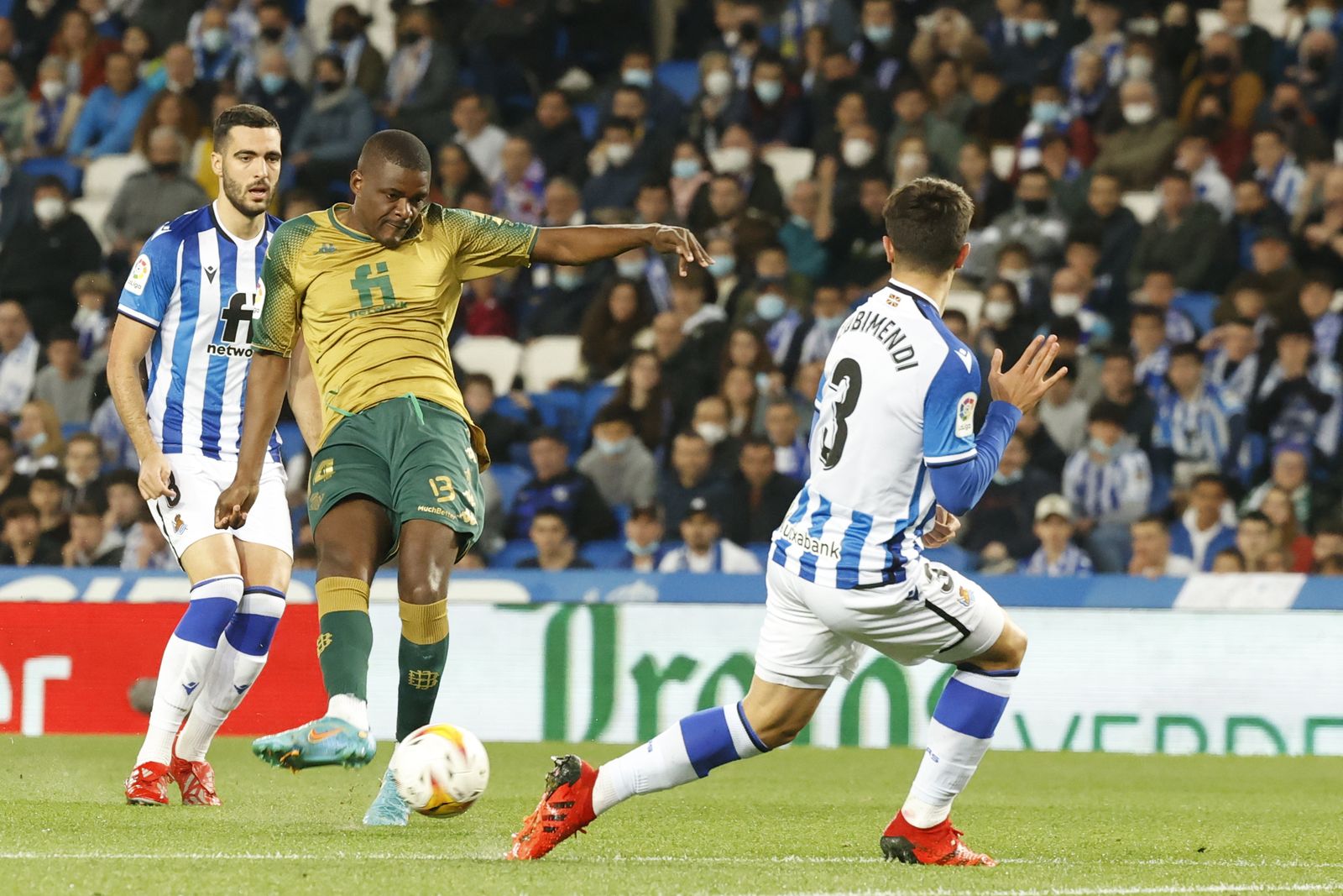 William Carvalho dispara desviado en la mejor ocasión del Betis en el primer tiempo.