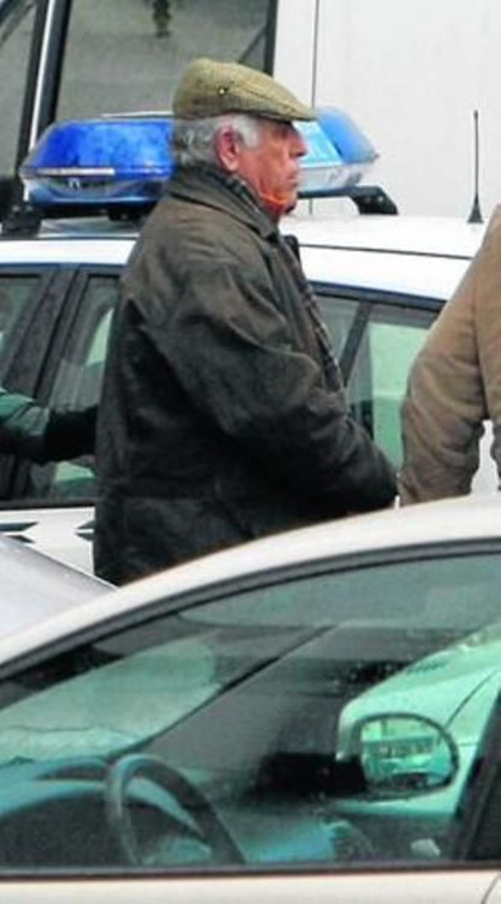 Un agente conduce espsoado al patriarca, Juan Galán.