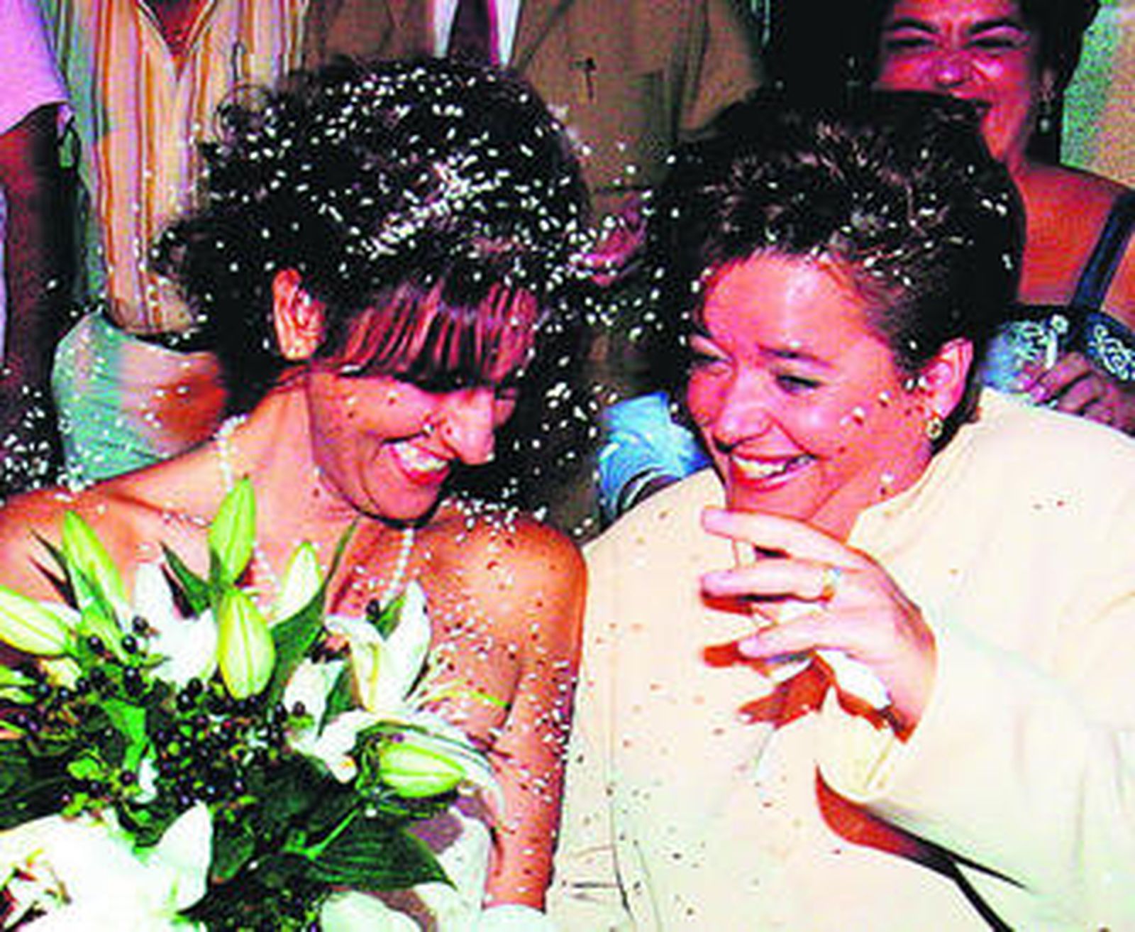 Imagen de la primera boda entre mujeres celebrada en el Ayuntamiento de Jerez, en 2005.