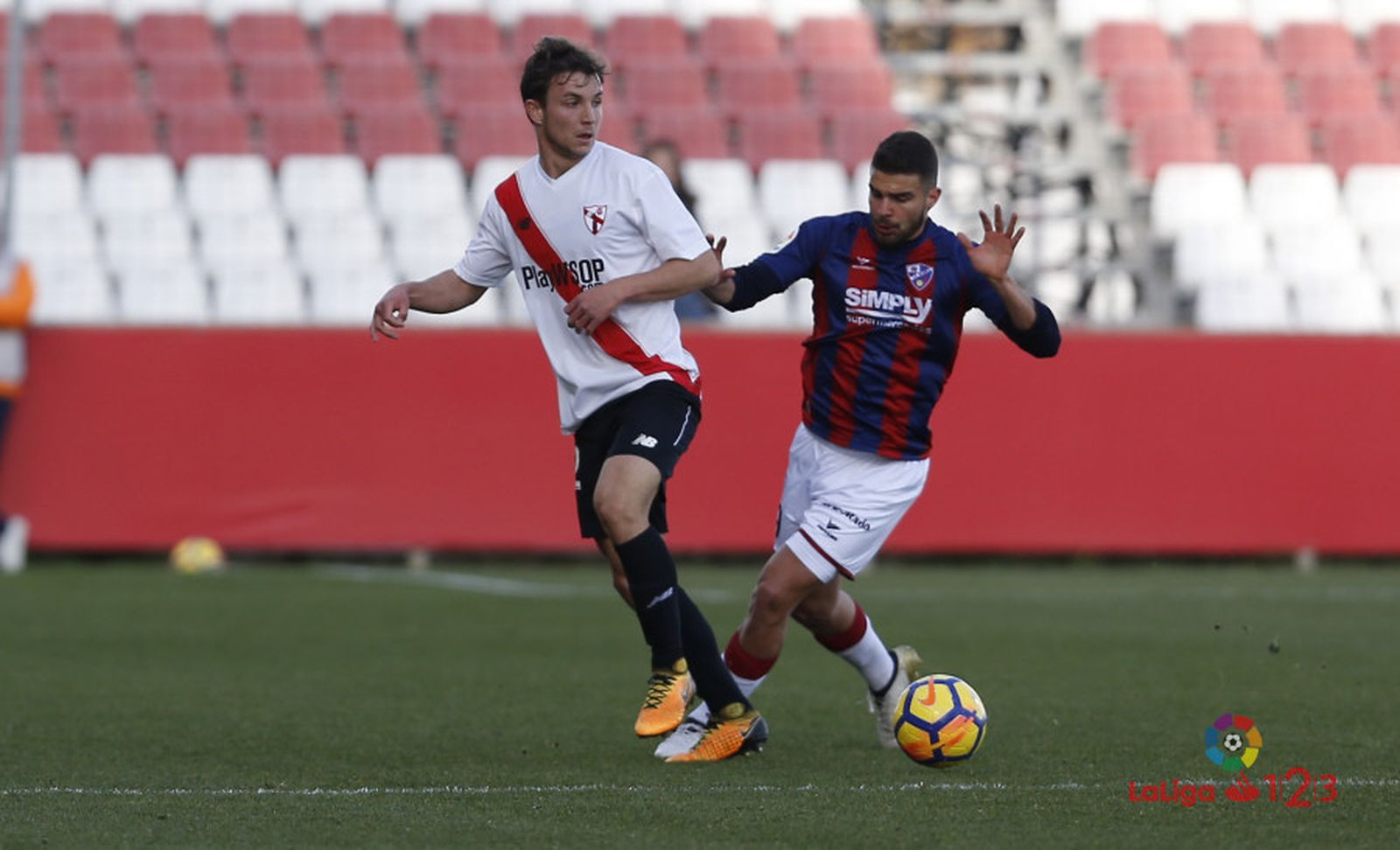 Felipe Chacartegui (i), contra el Huesca el día de su debut con el Sevilla Atlético en Segunda División A.