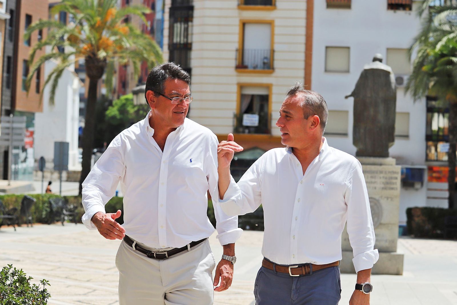 Rafael Segovia y Tomás Fernández caminan por la Plaza de San Pedro.