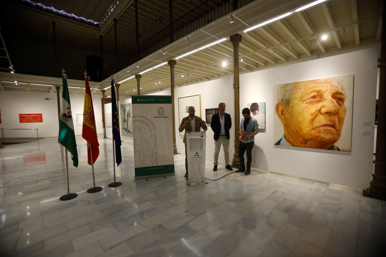 La exposición del Teatro Cómico de Córdoba sobre los 20 años de la Fundación Gala, en imágenes