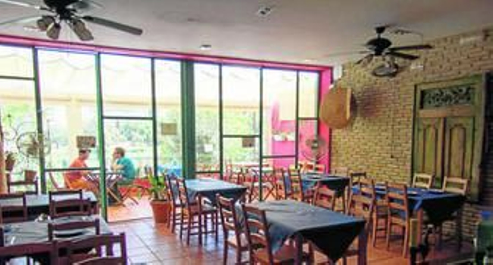 Su terraza a orillas del Guadalquivir es uno de los grandes atractivos del local de la calle Castilla.