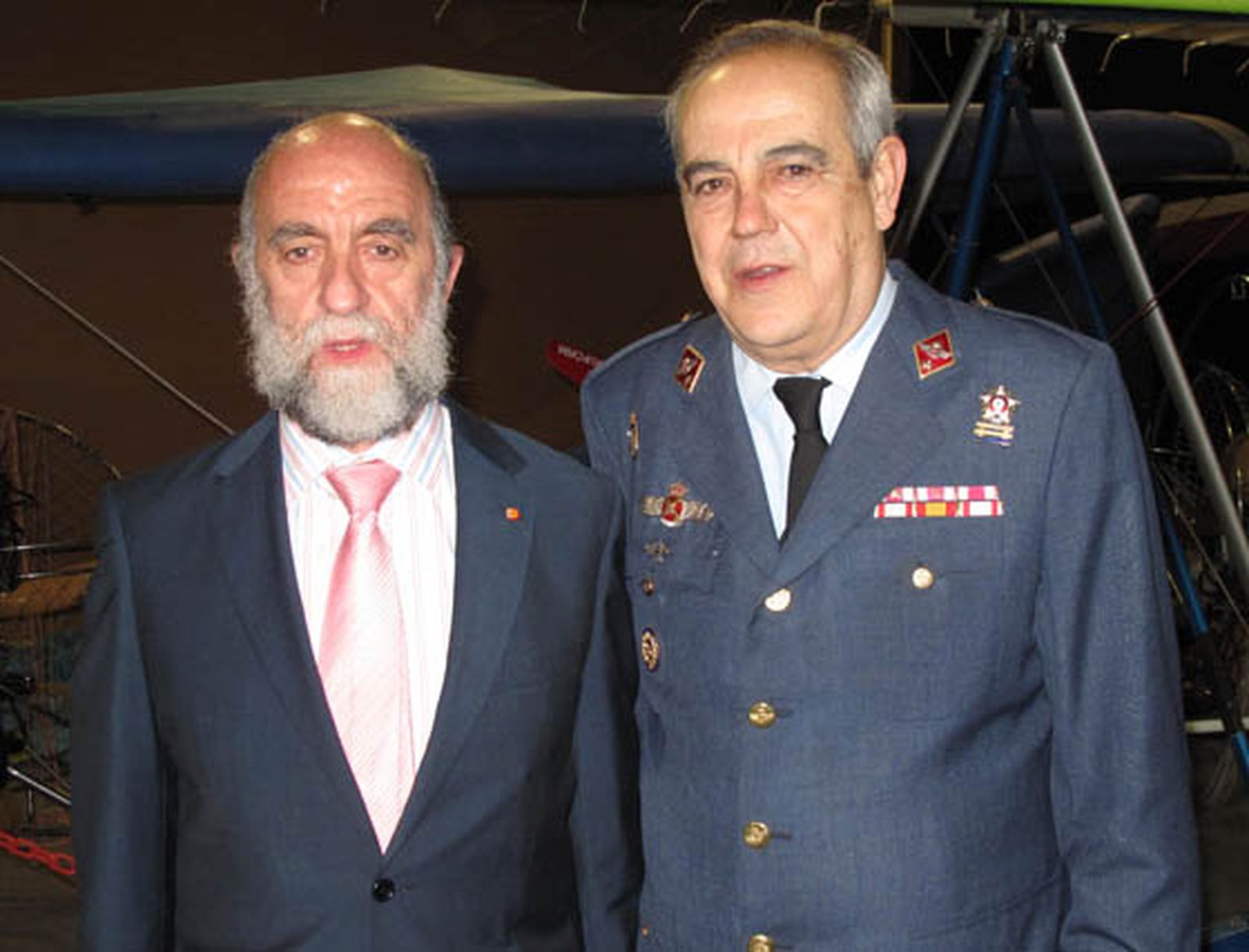 Antonio García, presidente de Feada, y el coronel Alfredo Kindelan, subdirector del Museo del Aire.

Foto: Victoria Ramírez
