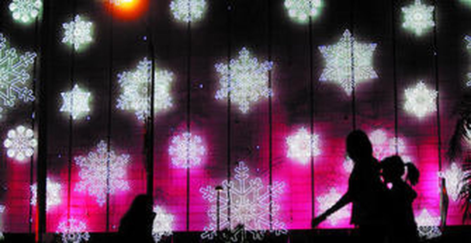 Decenas de estrellas brillan desde ayer en la fachada de El Corte Inglés.