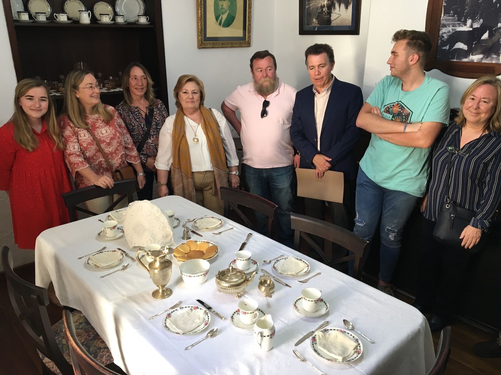 Familiares de Isabel Naylor en la sala de te de la Casa 21 del Barrio de Bella Vista