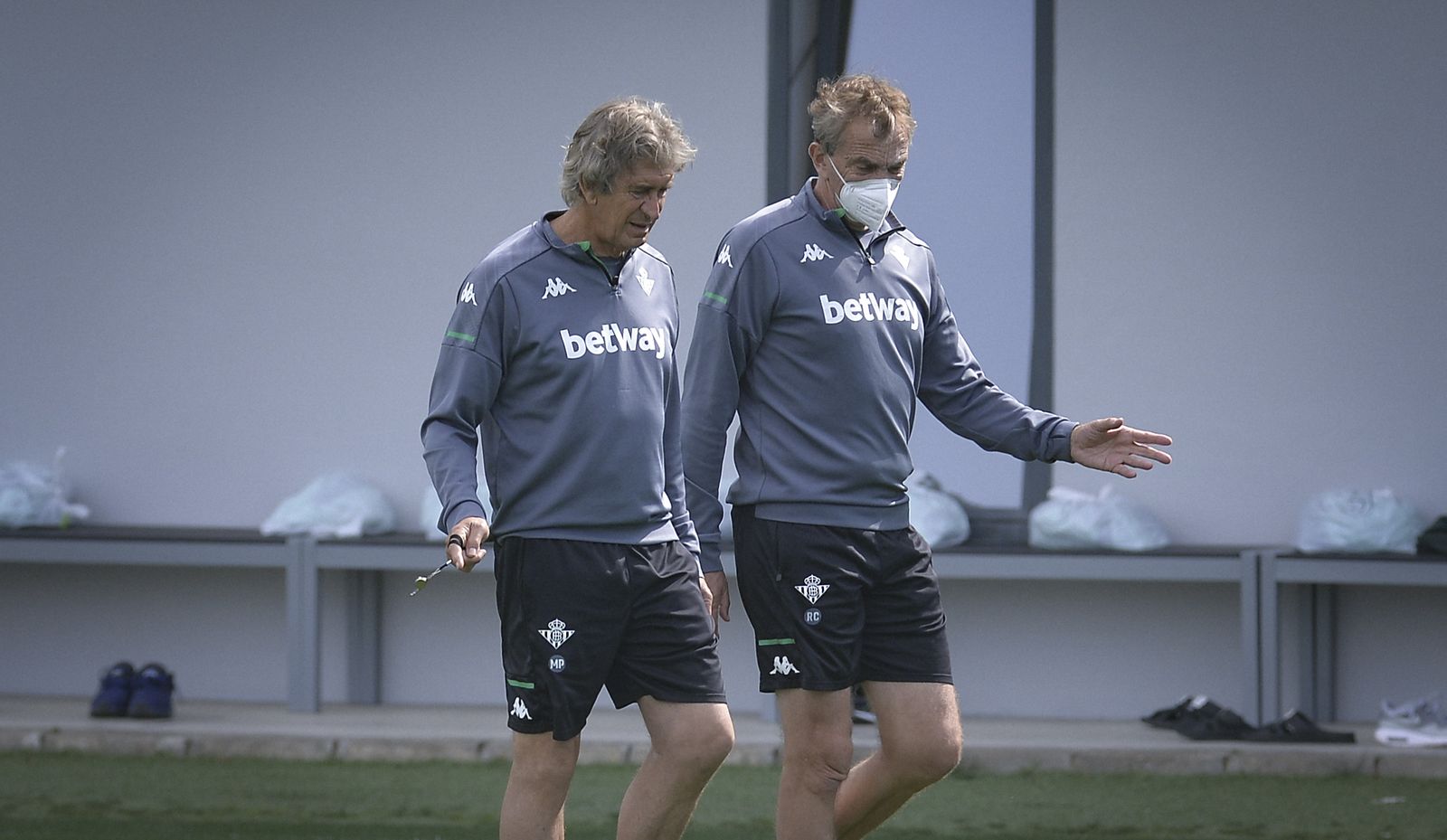 Pellegrini dialoga con su segundo, Rubén Cousillas, en un entrenamiento reciente en la ciudad deportiva verdiblanca.