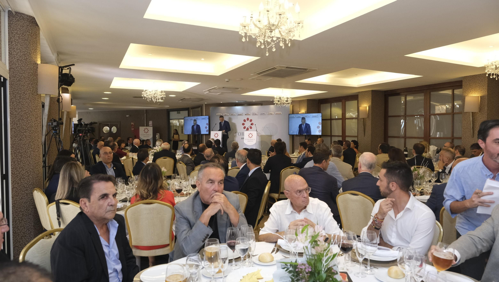 Imágenes del Foro Joly en Almería, con el Gobernador del Banco de España, Pablo Hernández de Cos