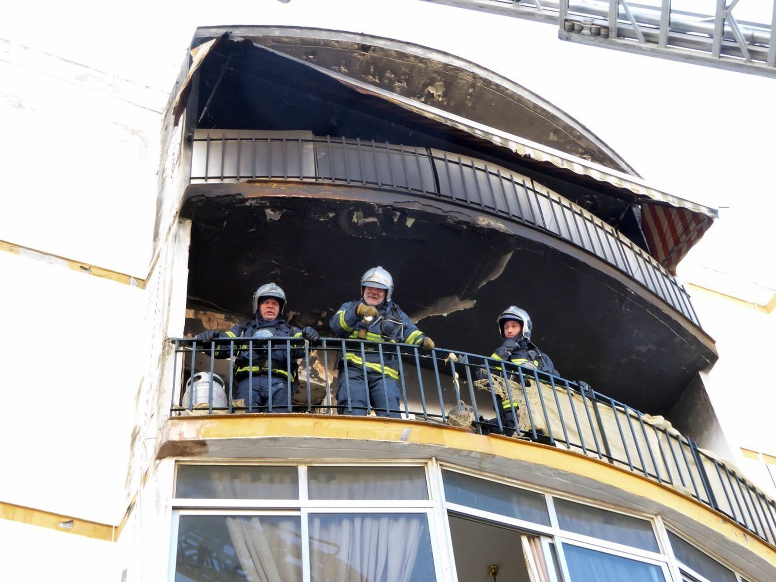 Imágenes del incendio de un piso en la avenida de Arcos