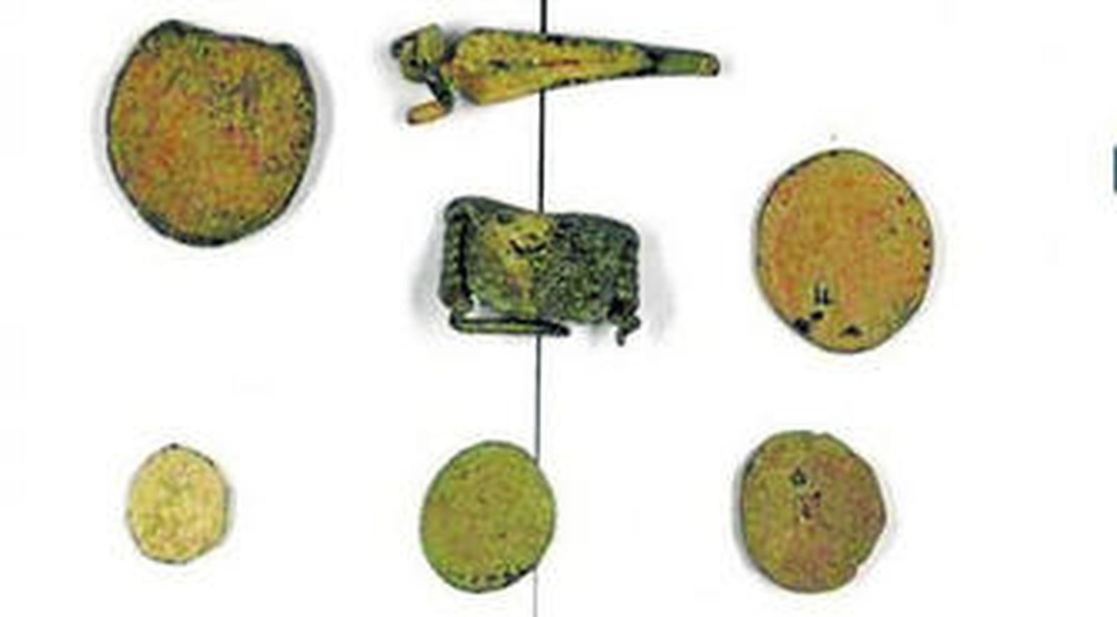 Una imagen del broche prerromano y otras piezas.