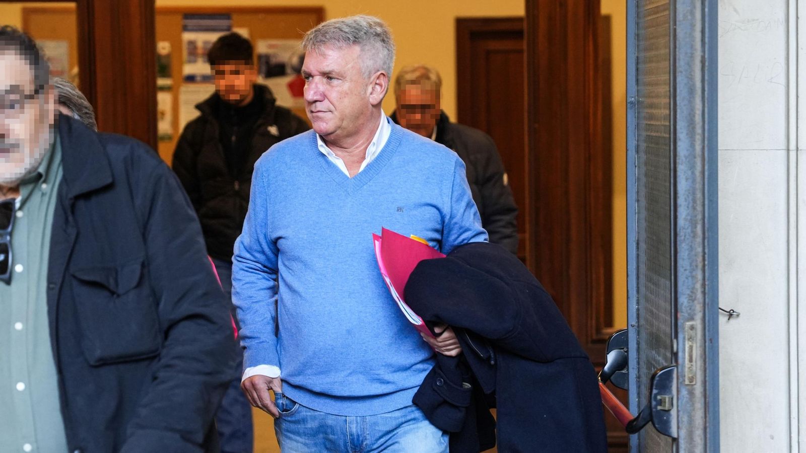 El ex gerente del SAS Diego Vargas sale de los juzgados de Sevilla tras declarar ante el juez.