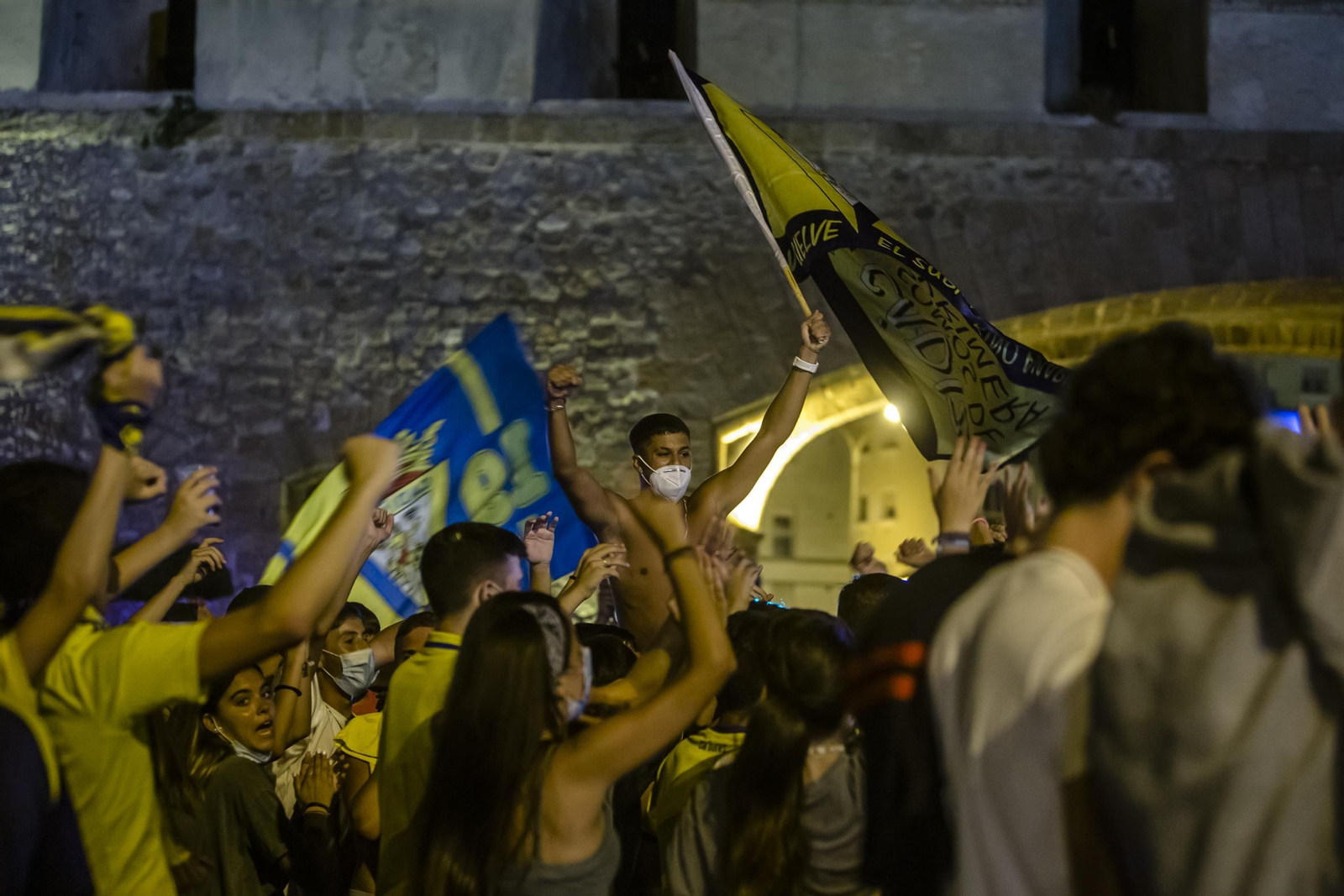 La gran fiesta del ascenso del Cádiz toma inevitablemente a las Puertas de Tierra
