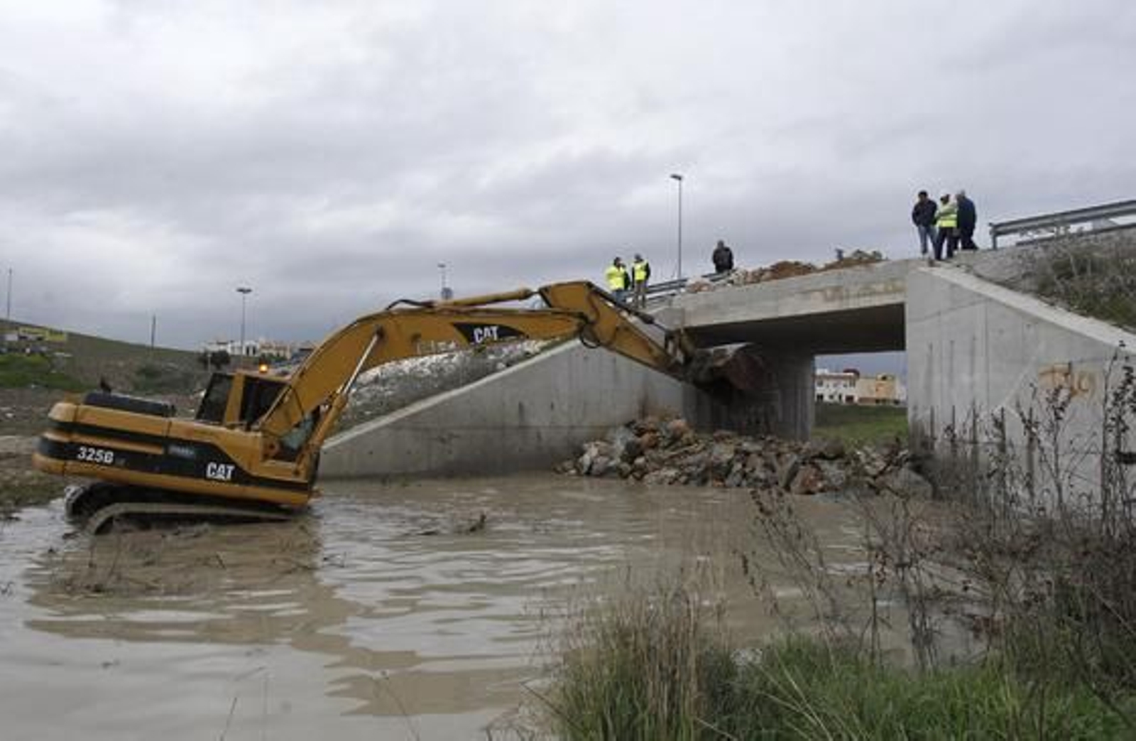 Los trabajadores construyen un muro de contención en el arroyo Argamasilla para prevenir un nuevo desbordamiento con las fuertes lluvias. 

Foto: Antonio Pizarro