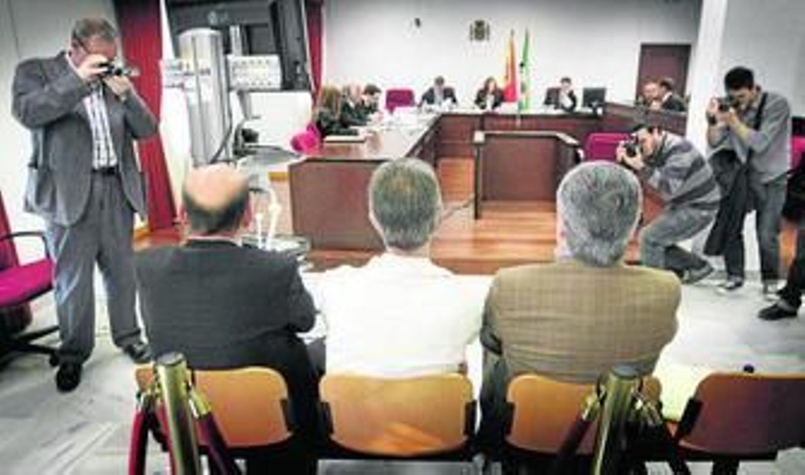 Pacheco, López y Cobacho, ante los magistrados de la Audiencia Provincial que lo condenaron en primera instancia.