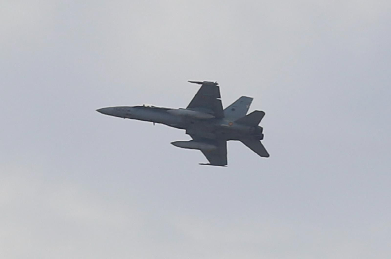 Uno de los caza F-18 en el cielo malagueño.