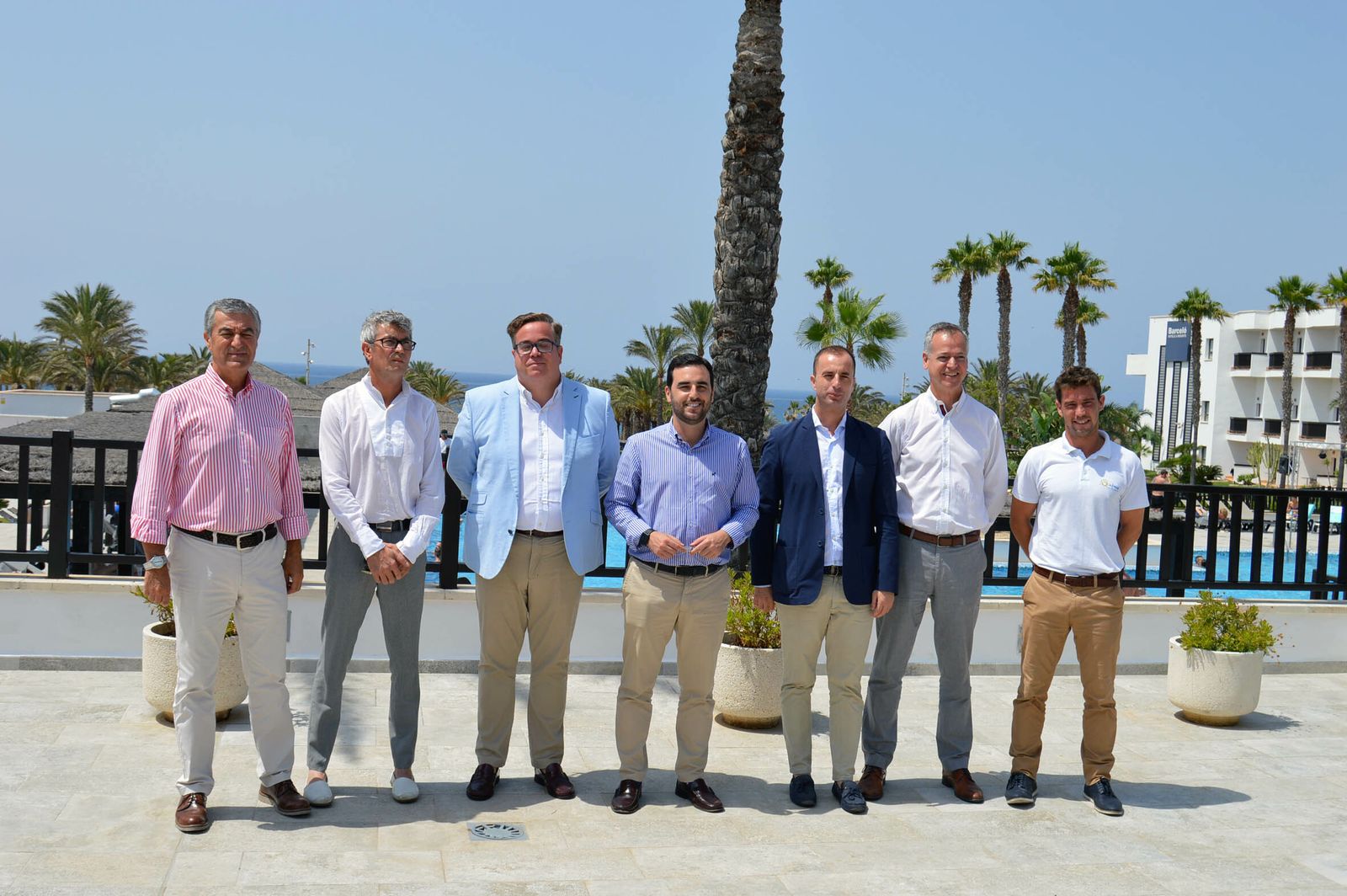 Carlos Sánchez, en el centro, junto a los empresarios de los hoteles de El Toyo