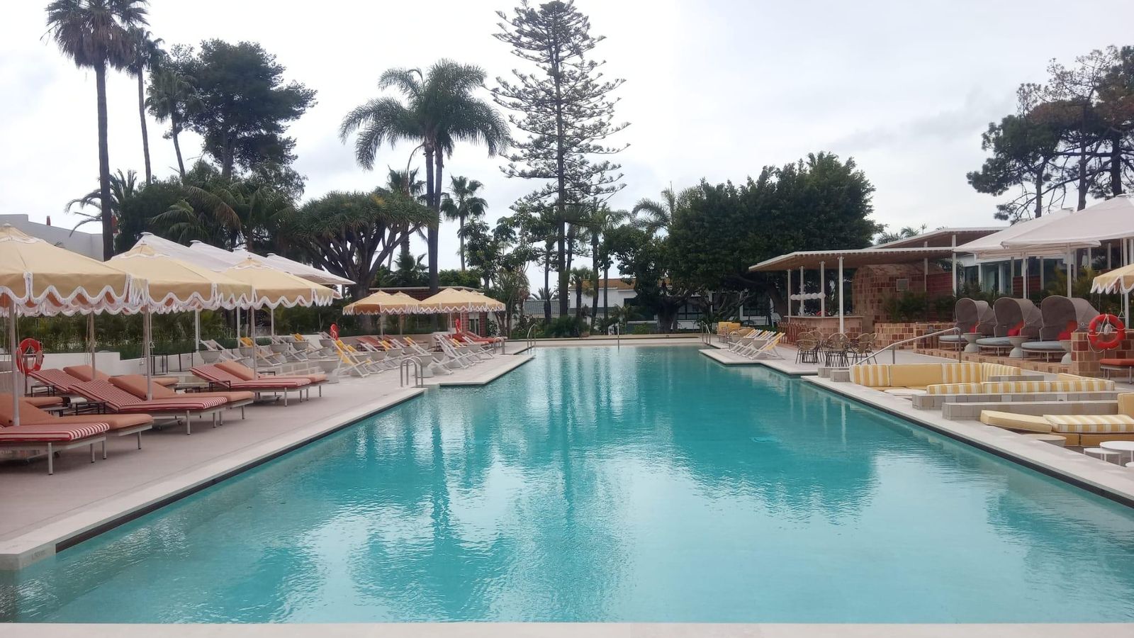 La piscina principal del hotel.