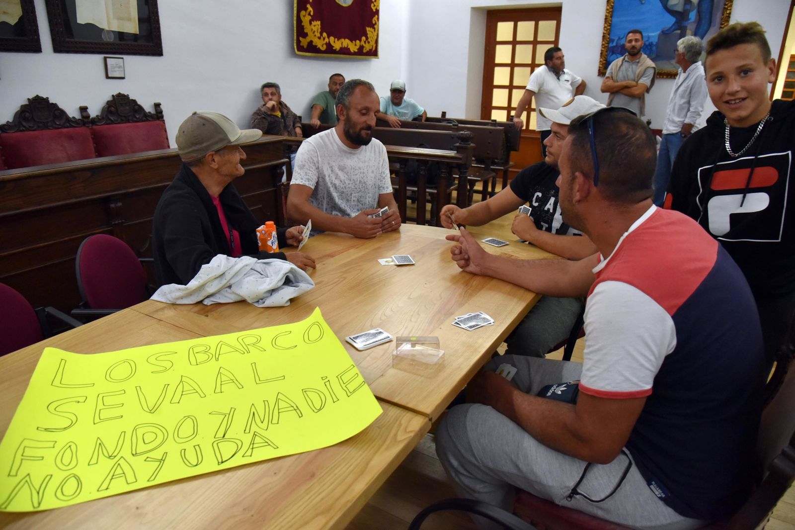 Pescadores tarifeños durante el encierro en el Ayuntamiento.