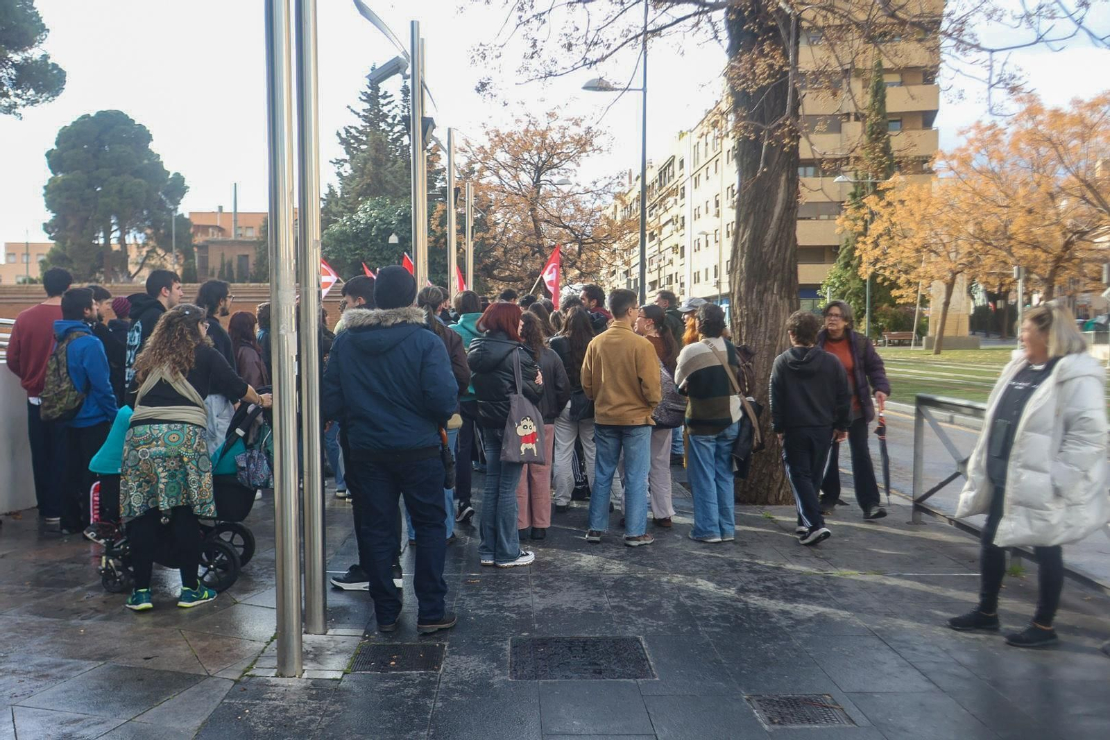Un centenar de personas reclaman en Granada la libertad de los arrestados tras el altercado con Olona en la UGR