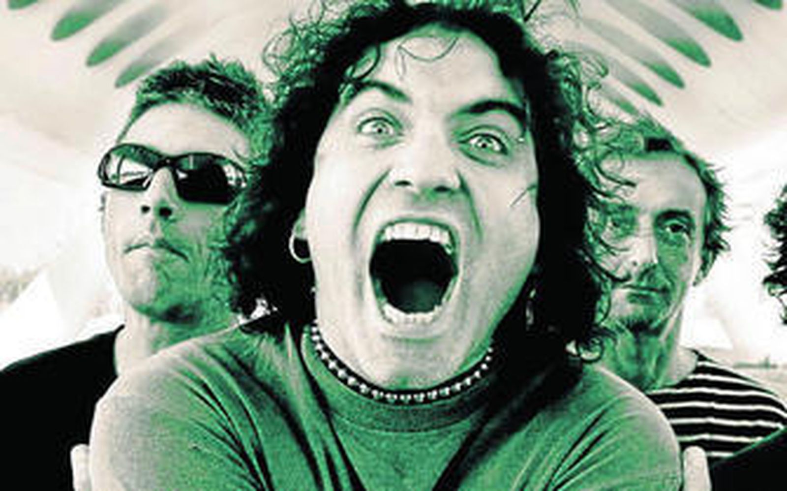 El cantante de Reincidentes (en primer plano)se ha sumado como bajista al veterano grupo punk granadino P.P.M.