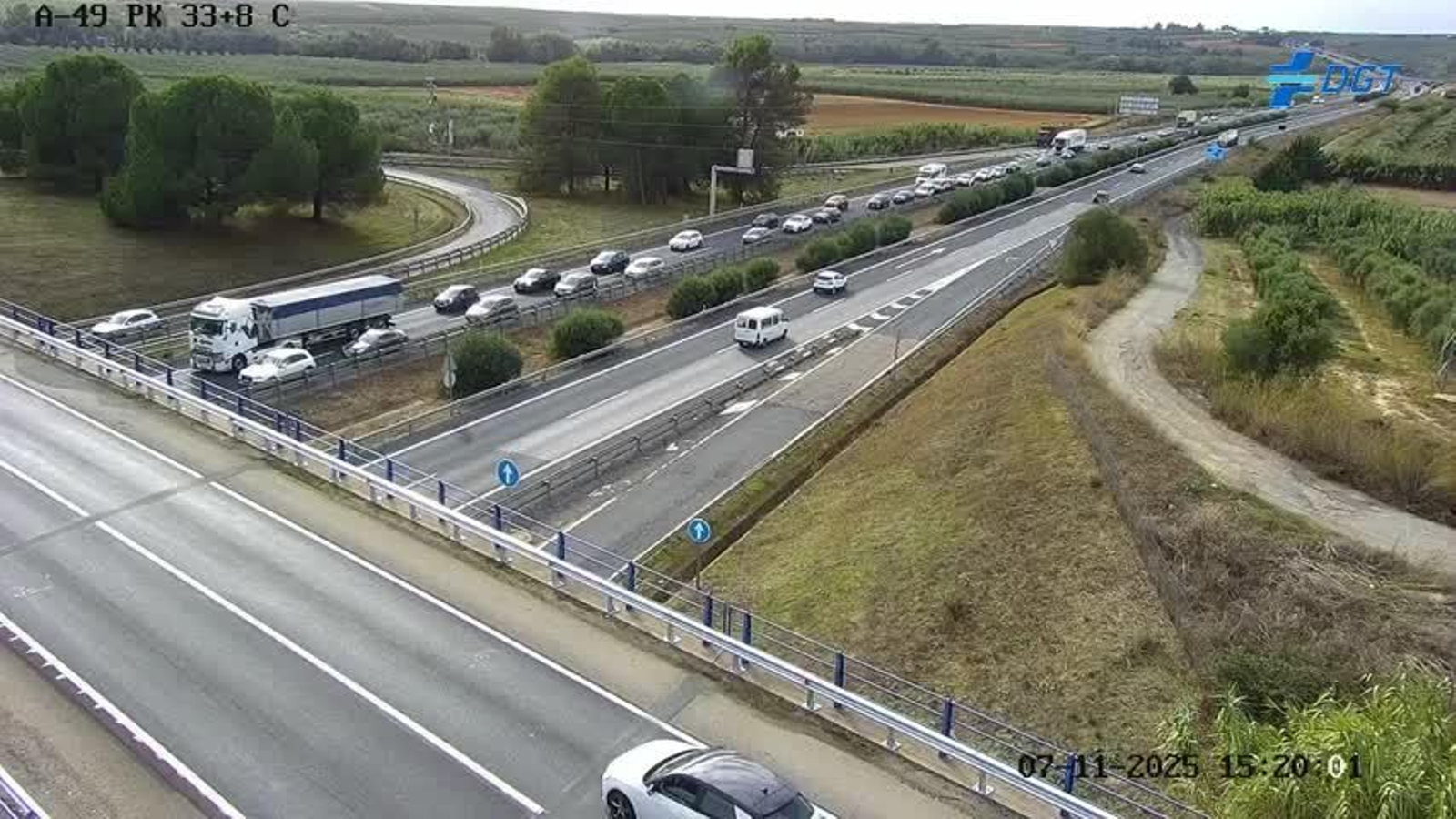 Retenciones en la A-49 por el incendio de un vehículo.