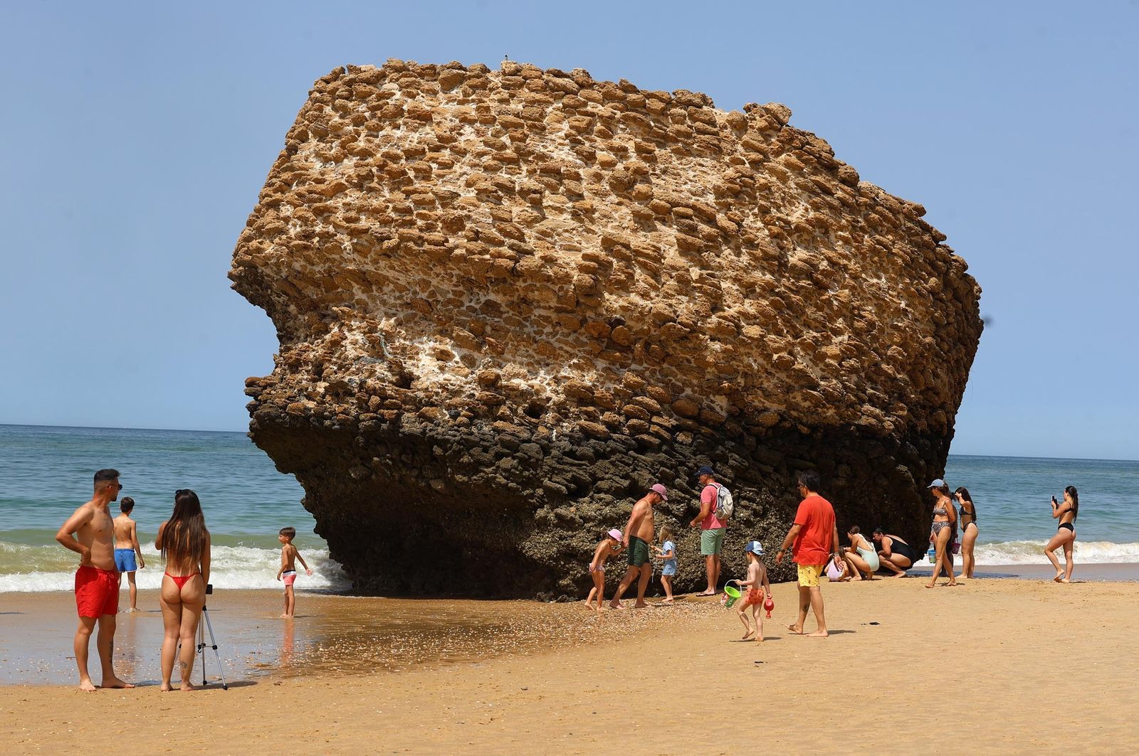 Imágenes del ambiente en las playas de Matalascañas, La Bota y Mazagón durante la mañana del domingo