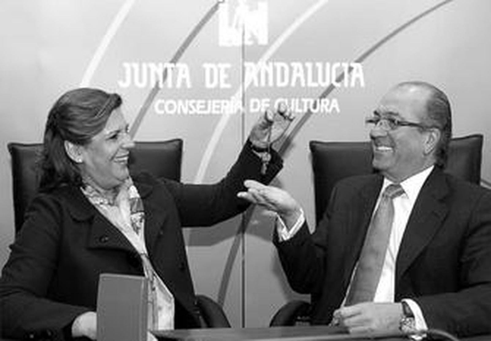 La consejera Rosa Torres junto con el director ejecutivo Territorial Sur de la Caixa, Juan Reguera.